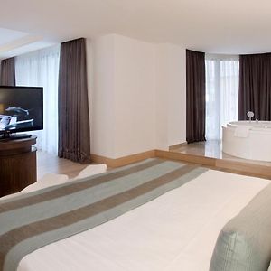Honeymoon Suite